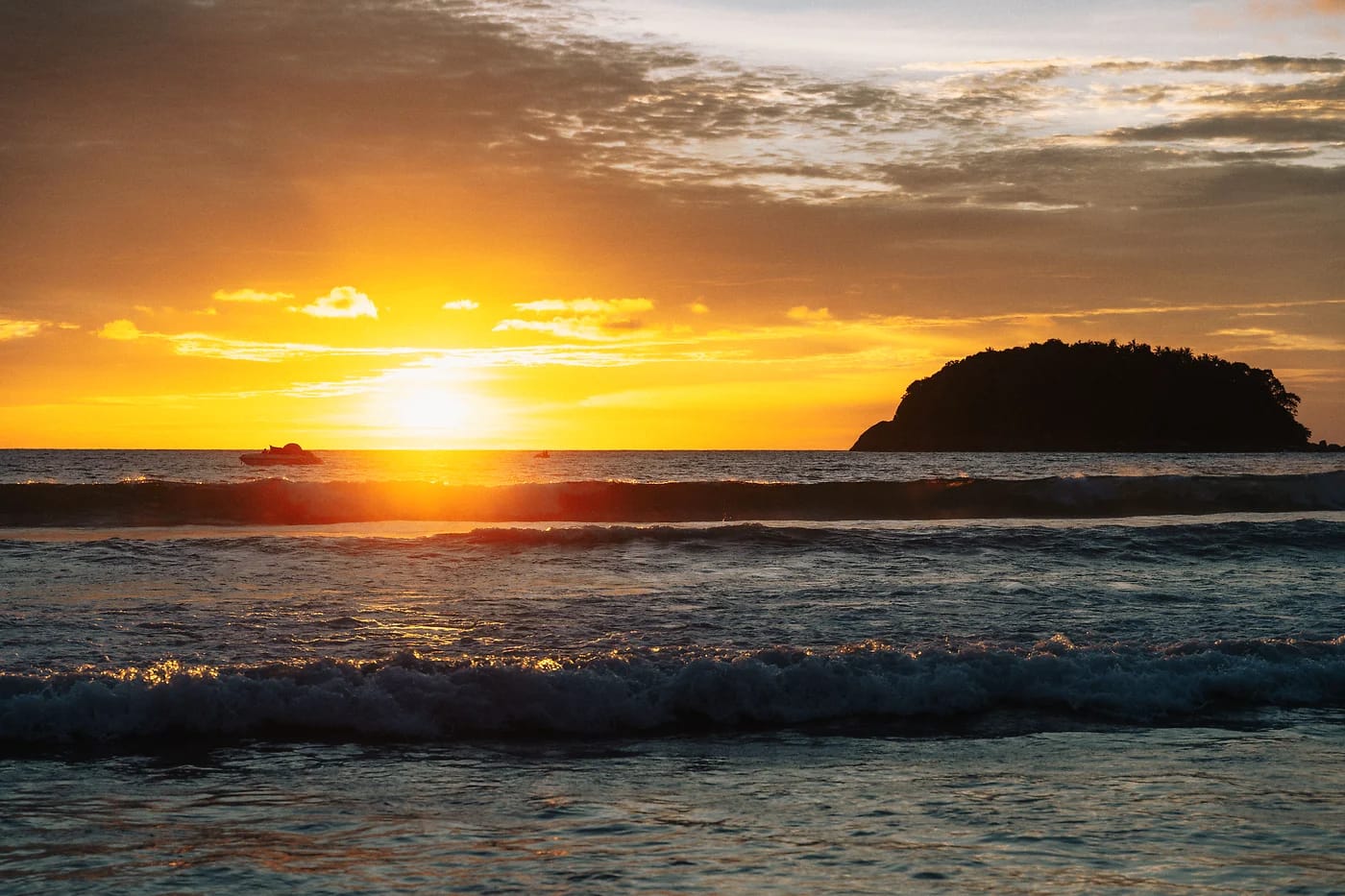 Auringonlasku Kata Beachilla