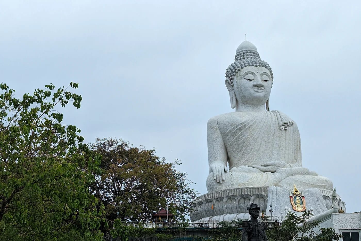 Iso Buddha kukkulalla vehreyden keskellä