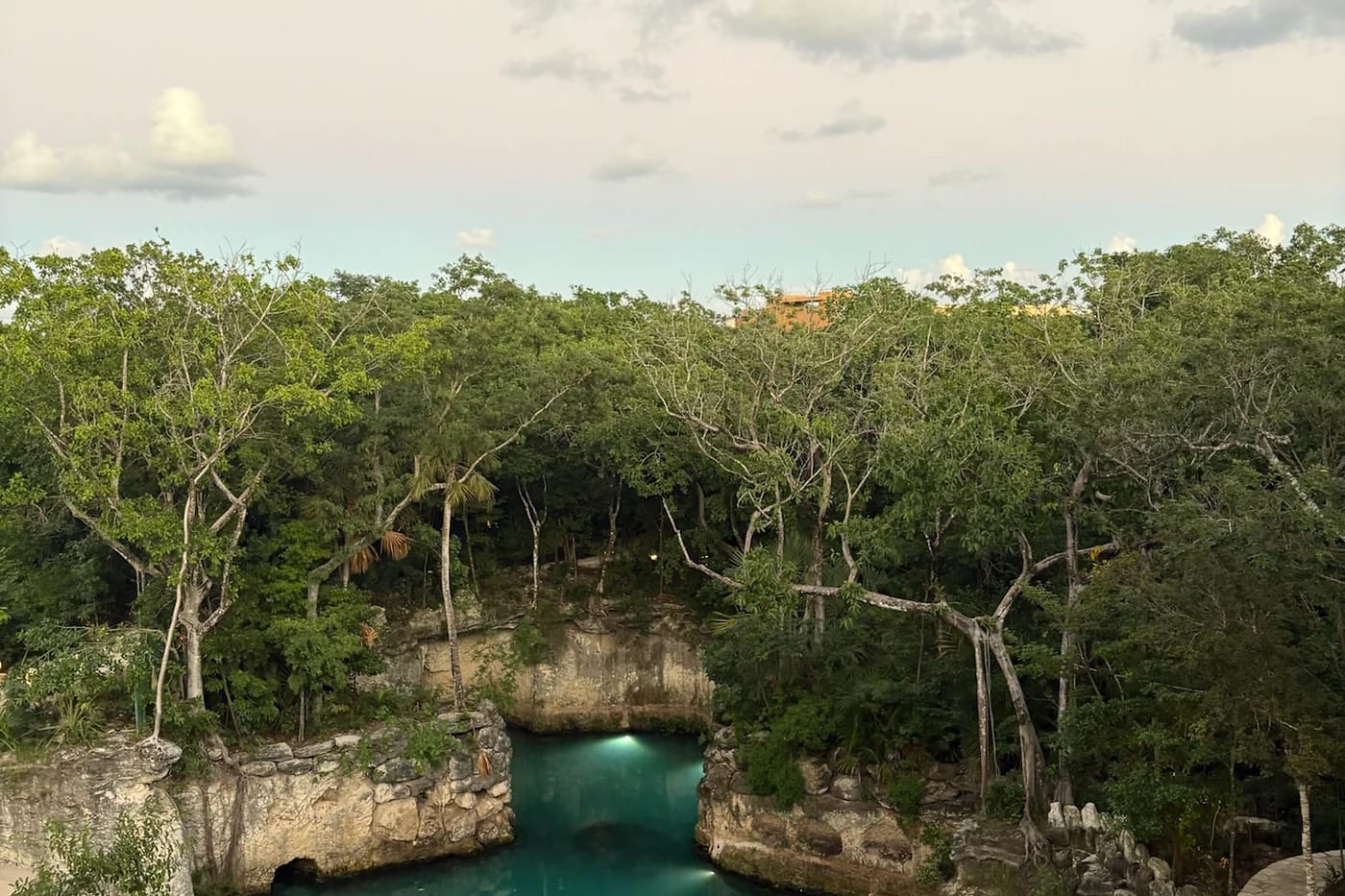 Viidakon cenote-lähdeallas