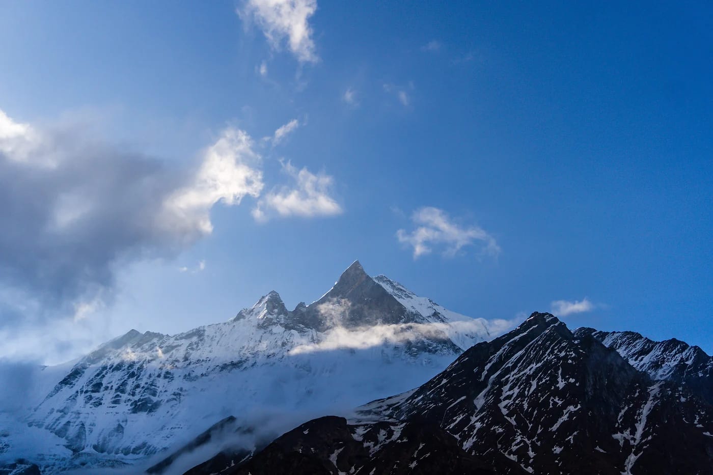 Annapurnan lumihuiput pilvien keskellä Pokharan yllä