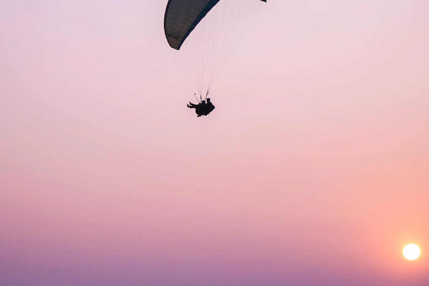 Varjoliitäjä auringonlaskun taivaalla Pokharassa
