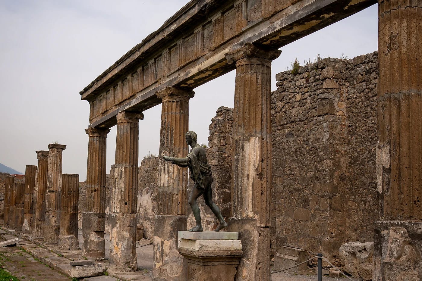 Apollon temppelin pylväikkö ja patsas Pompejissa
