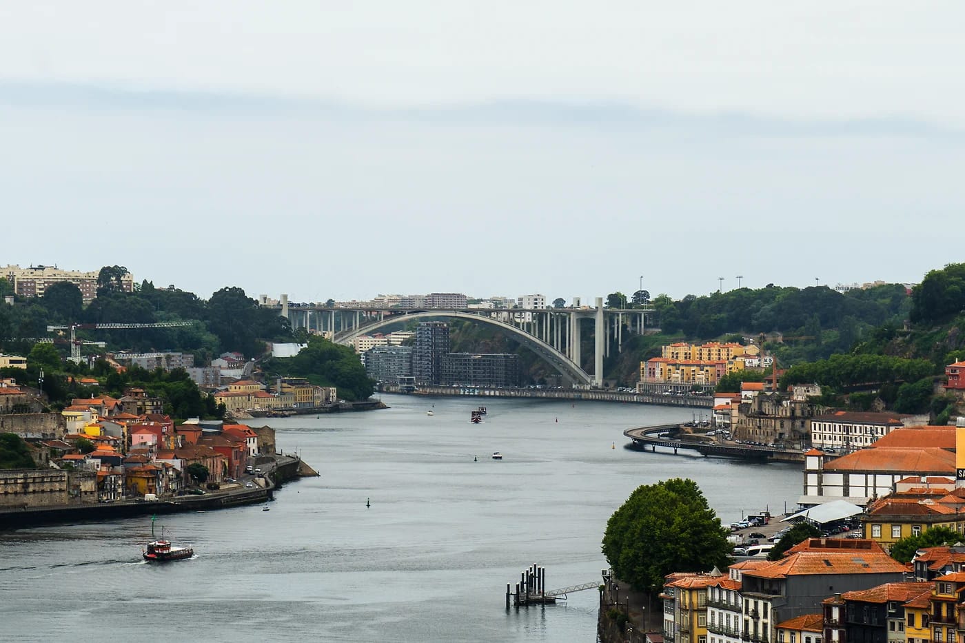 Douro-joki ja Porton siluetti