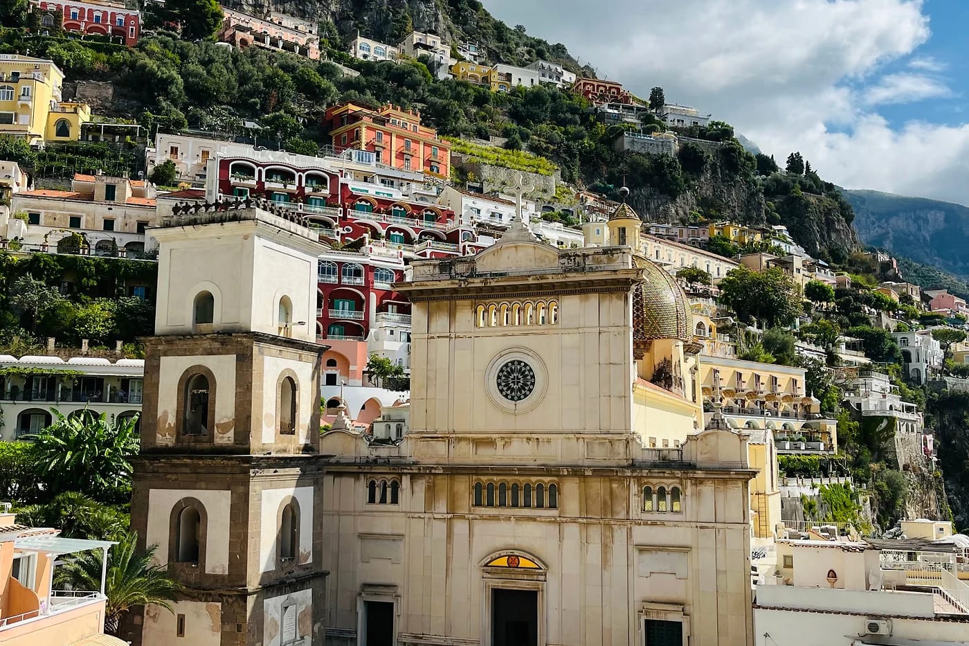 Santa Maria Assuntan kellotorni ja julkisivu Positanossa