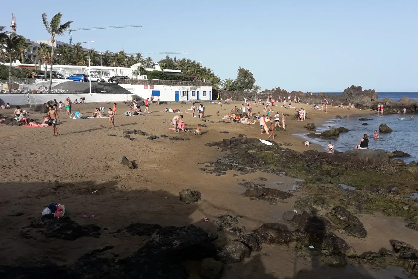 Playa Chican suojaisa ranta palmuineen ja laavakallioineen