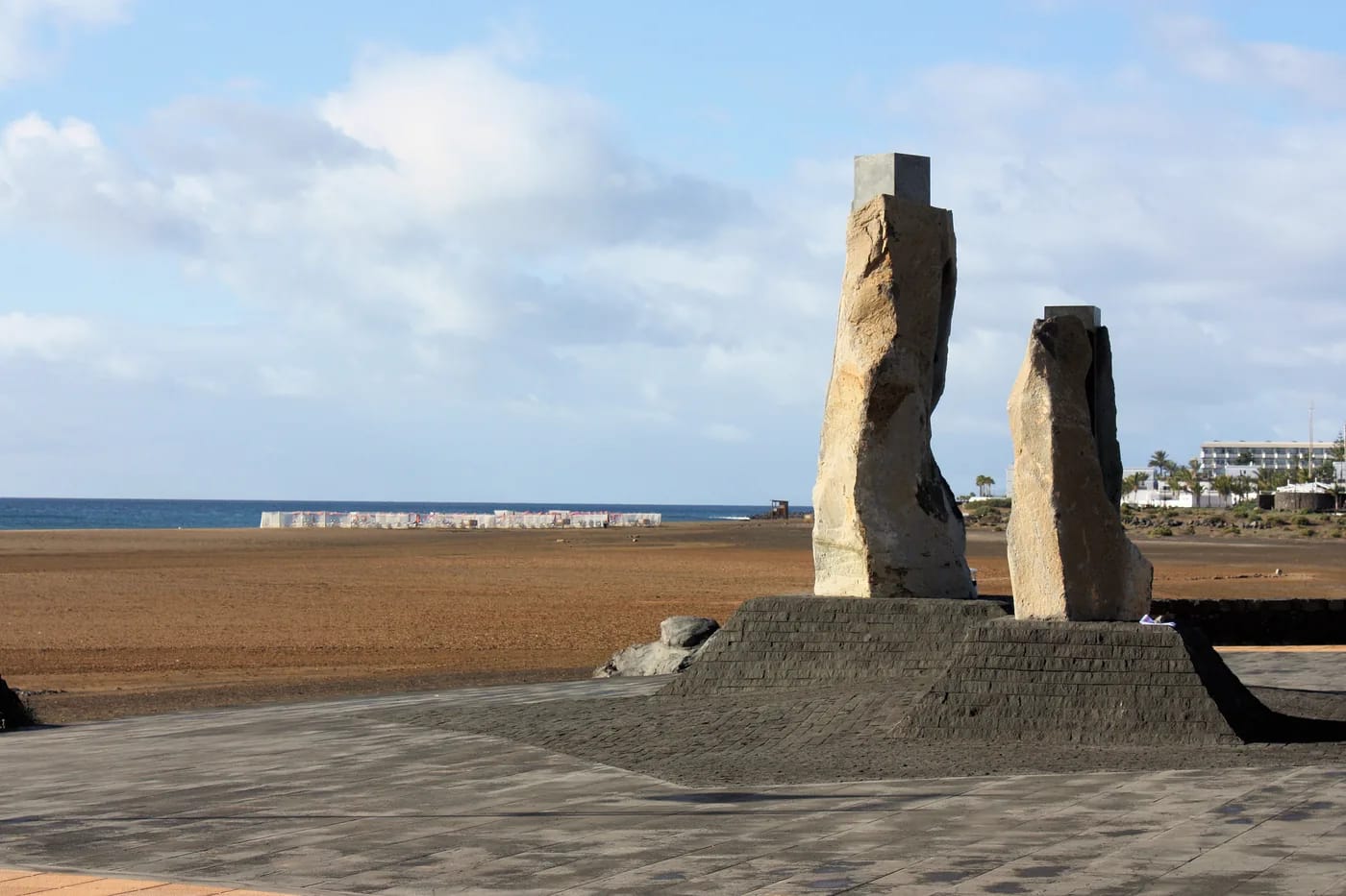 Playa de los Pocillosin ranta ja veistos