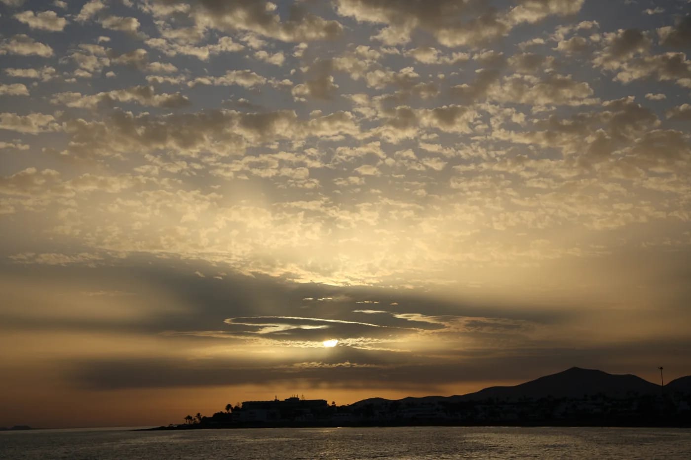 Auringonlasku Puerto del Carmenin rannikolla