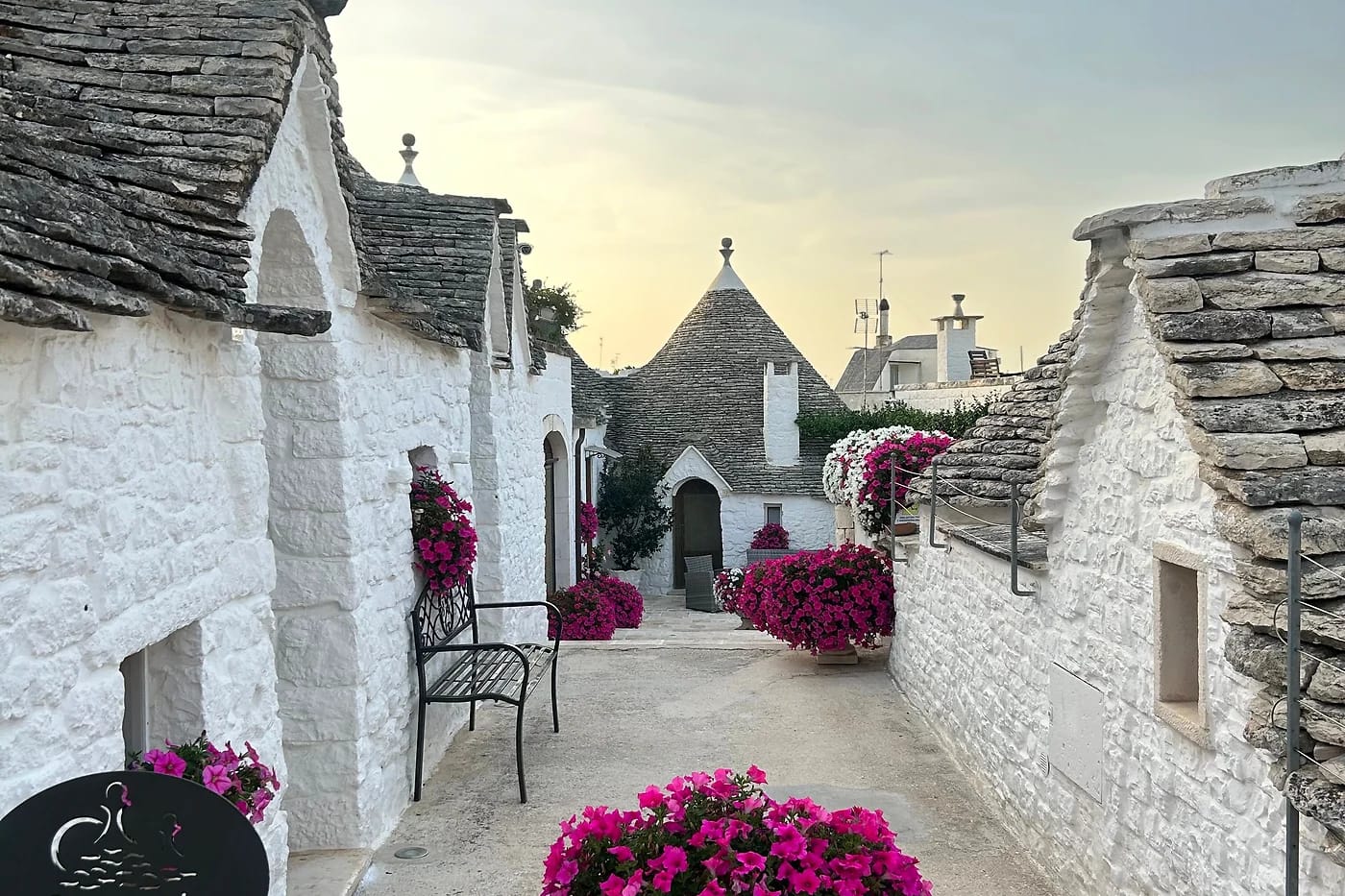 Alberobellon trullikuja auringonlaskussa