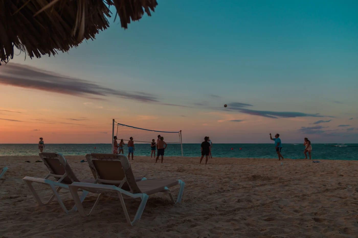 Rantalentopalloa auringonlaskussa Punta Canassa
