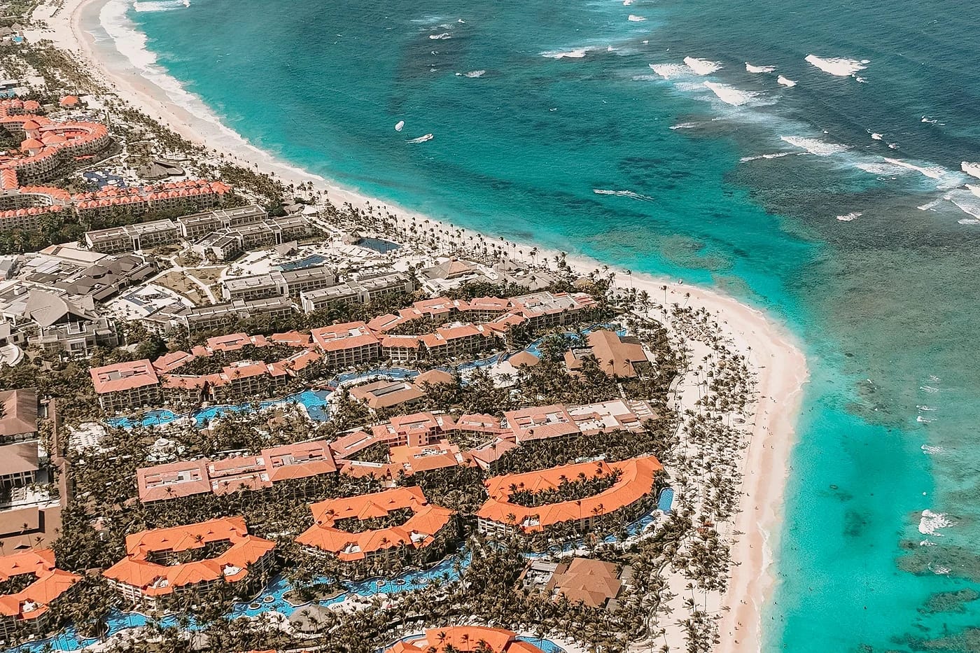 Ilmakuva resortista turkoosin meren äärellä Punta Canassa