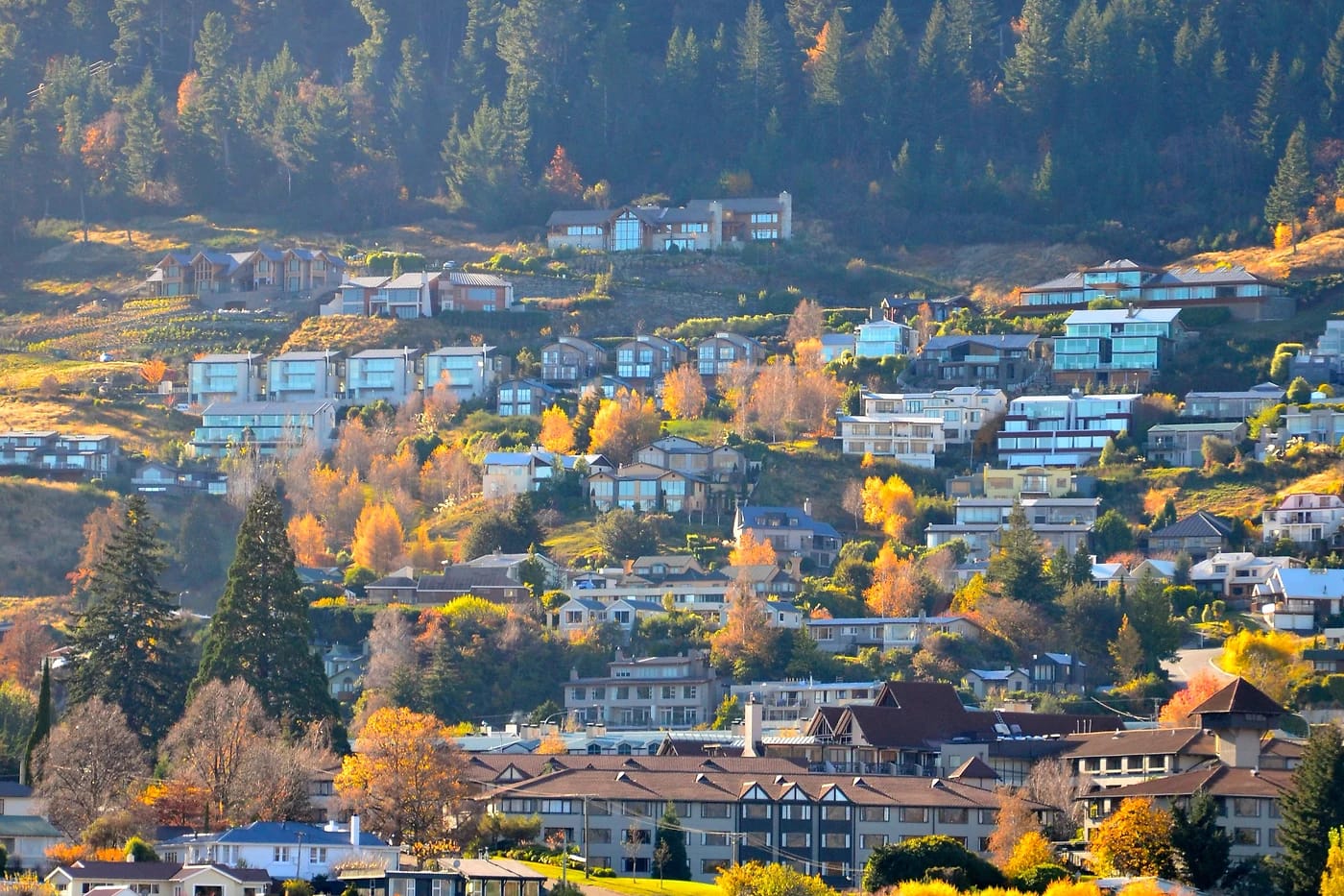 Queenstownin kaupunki syysväreissä vuorten edessä