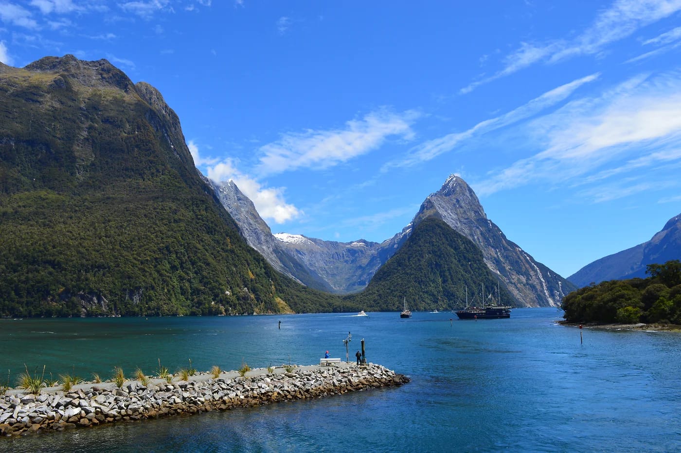 Mitre Peak kohoaa Milford Soundin vuonossa