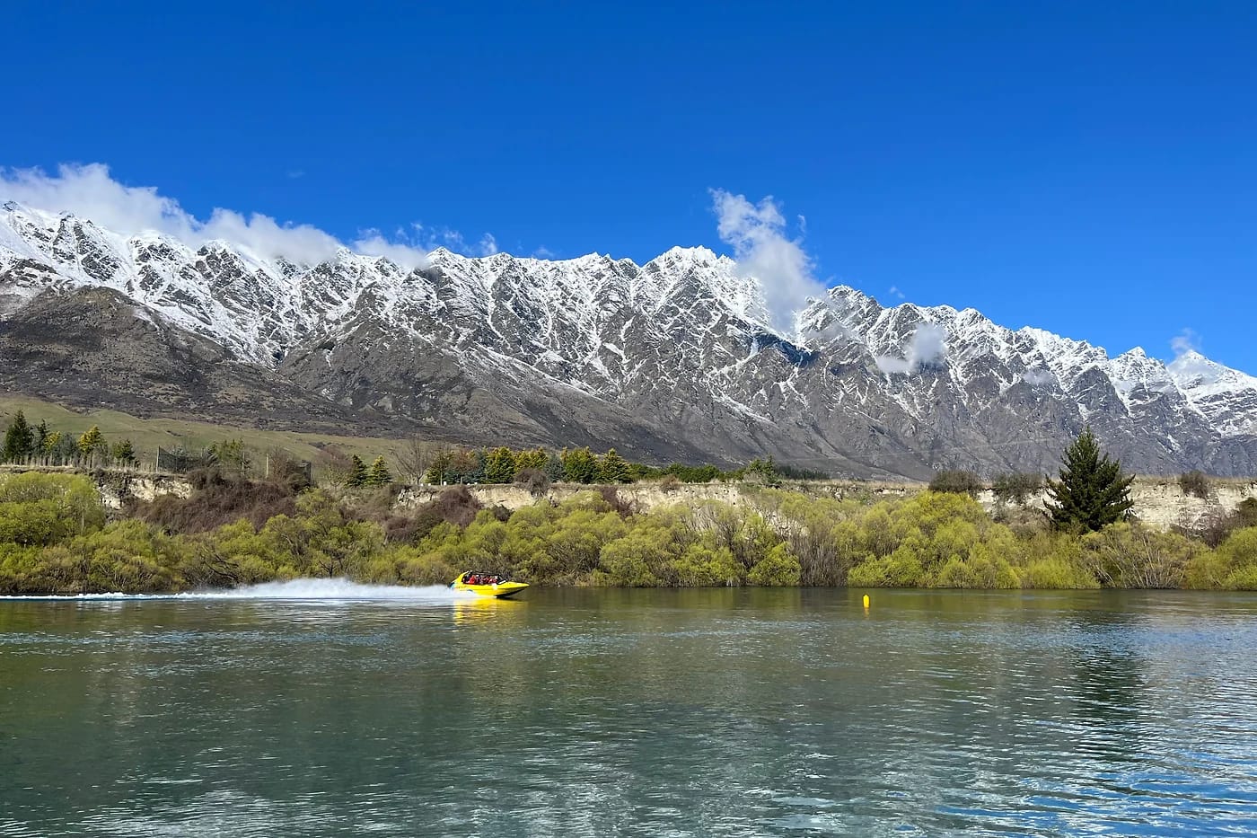 Keltainen jettivene Wakatipu-järvellä Queenstownissa