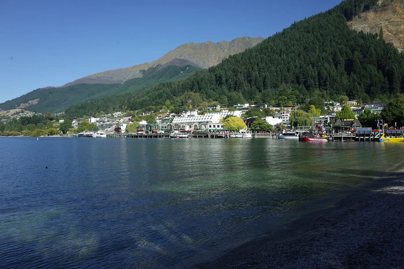 Queenstownin rantabulevardi ja vihreät vuoret