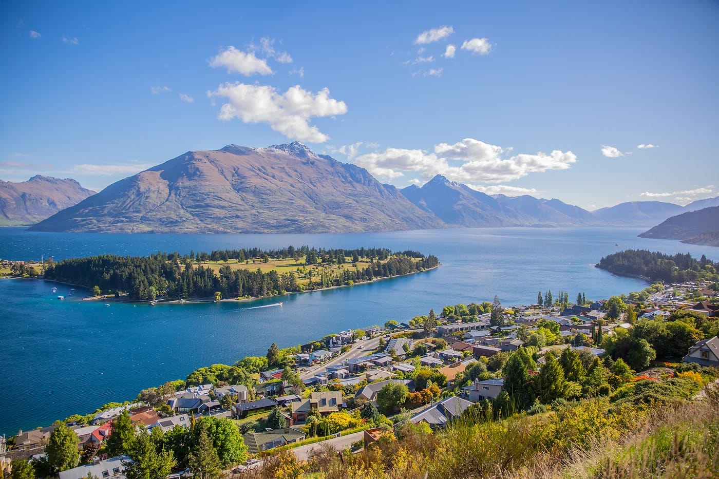 Ilmakuva Queenstownista ja Wakatipu-järvestä