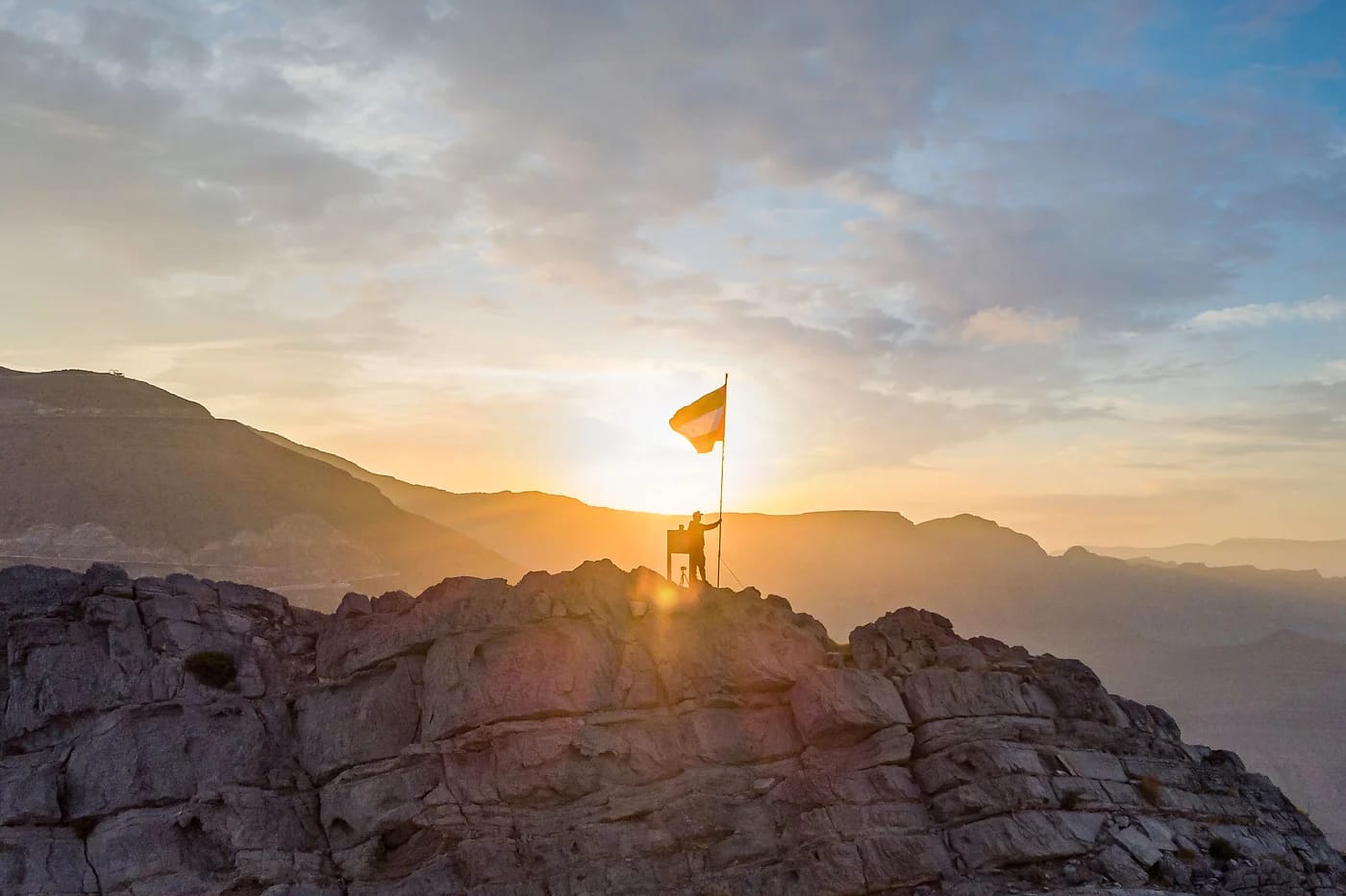 Vaeltaja Jebel Jaisin huipulla auringonnousussa