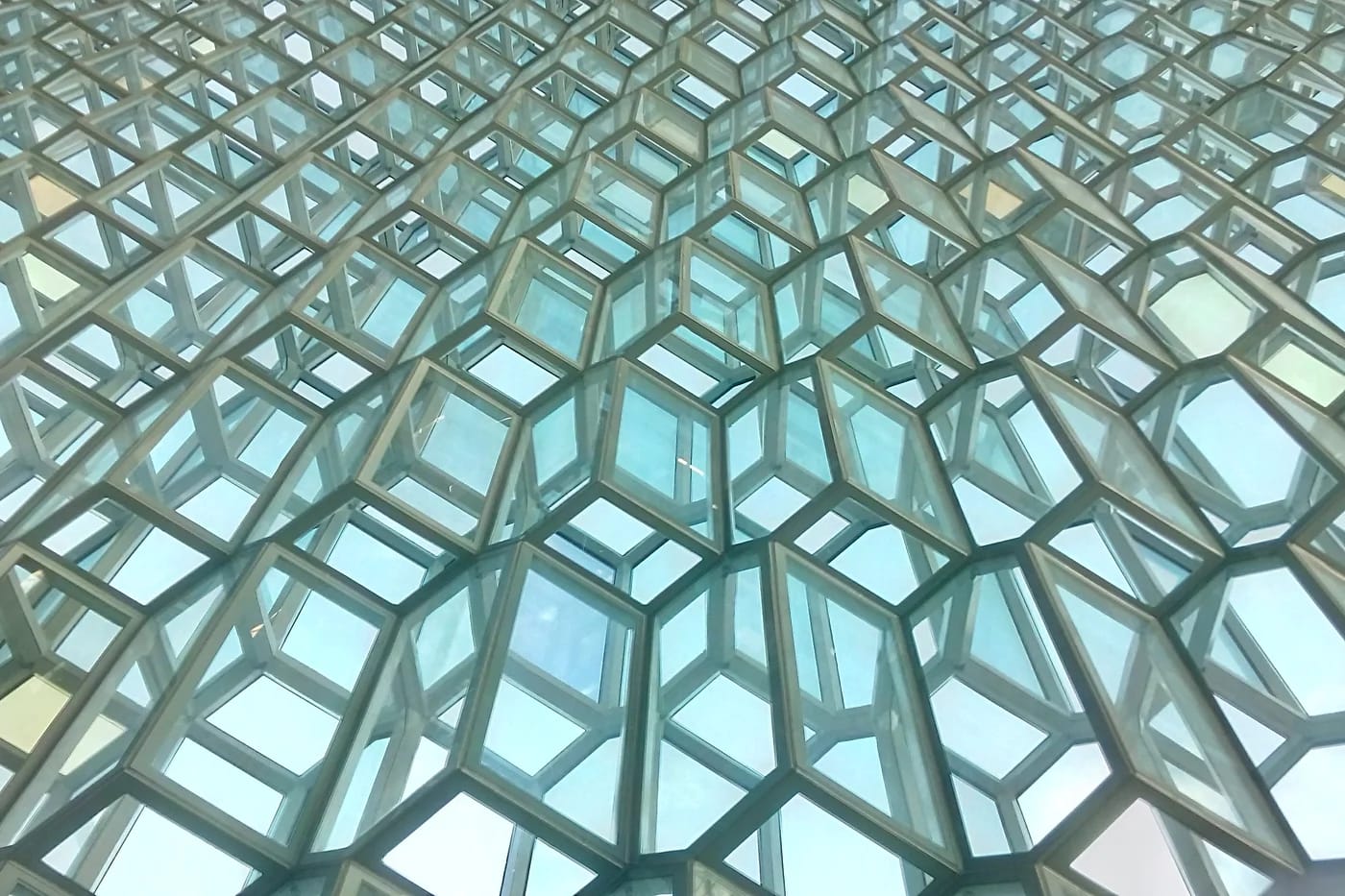 Harpa-konserttitalon lasijulkisivu Reykjavíkissa