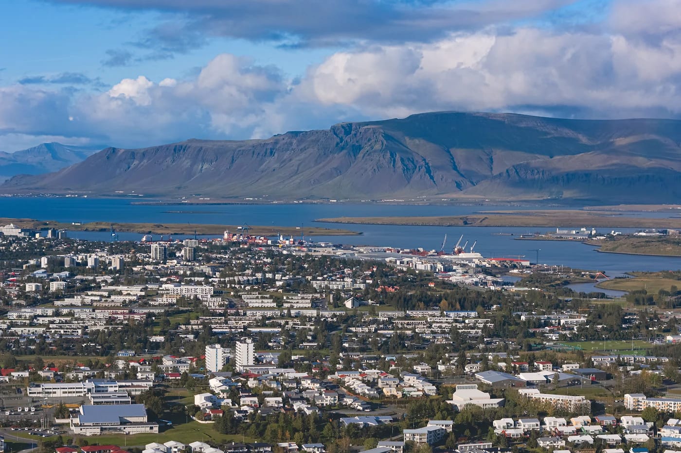 Ilmakuva Reykjavíkista ja Esja-vuoresta