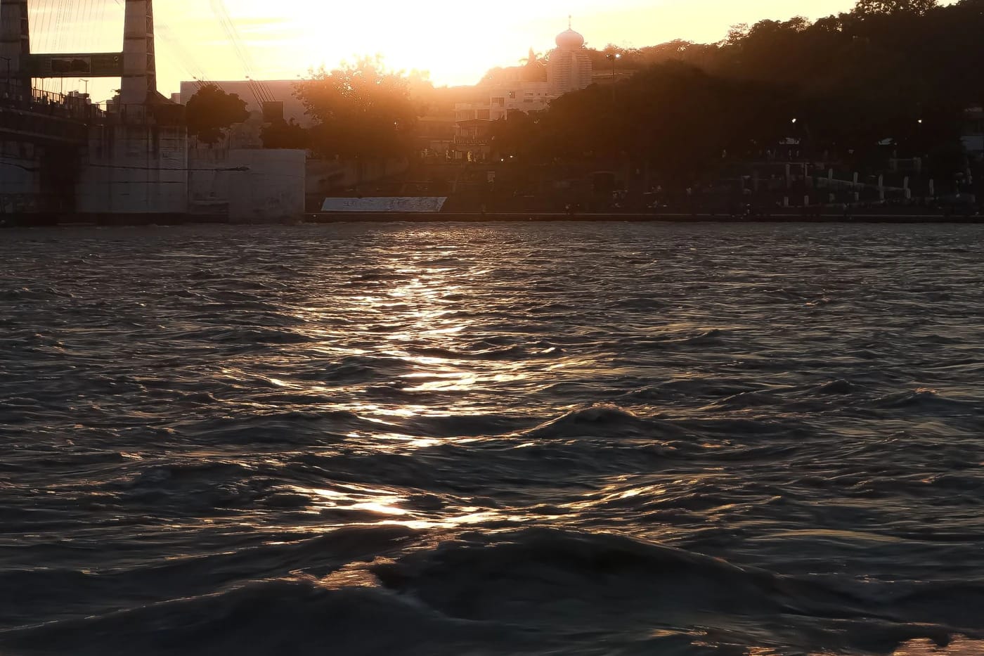 Auringonlasku Gangesin yllä Rishikeshissä