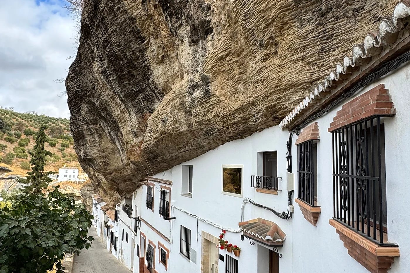 Setenil de las Bodegasin talot kallion alla