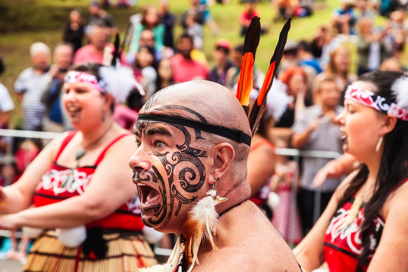 Maori-esiintyjä kasvomaalauksin haka-esityksessä Rotoruassa