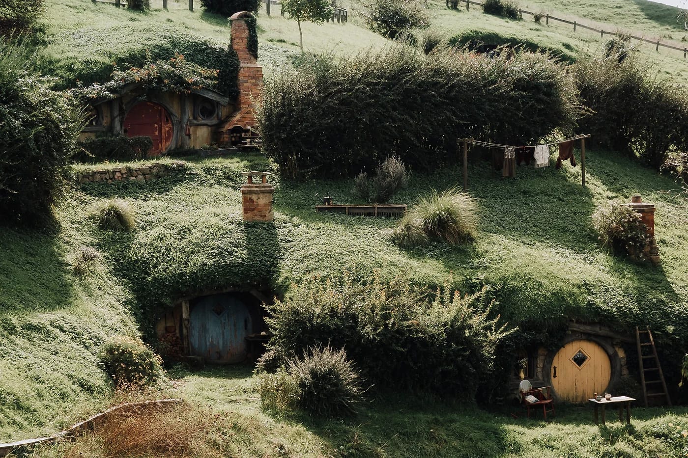 Hobitinkolo vihreällä kukkulalla Hobbitonissa