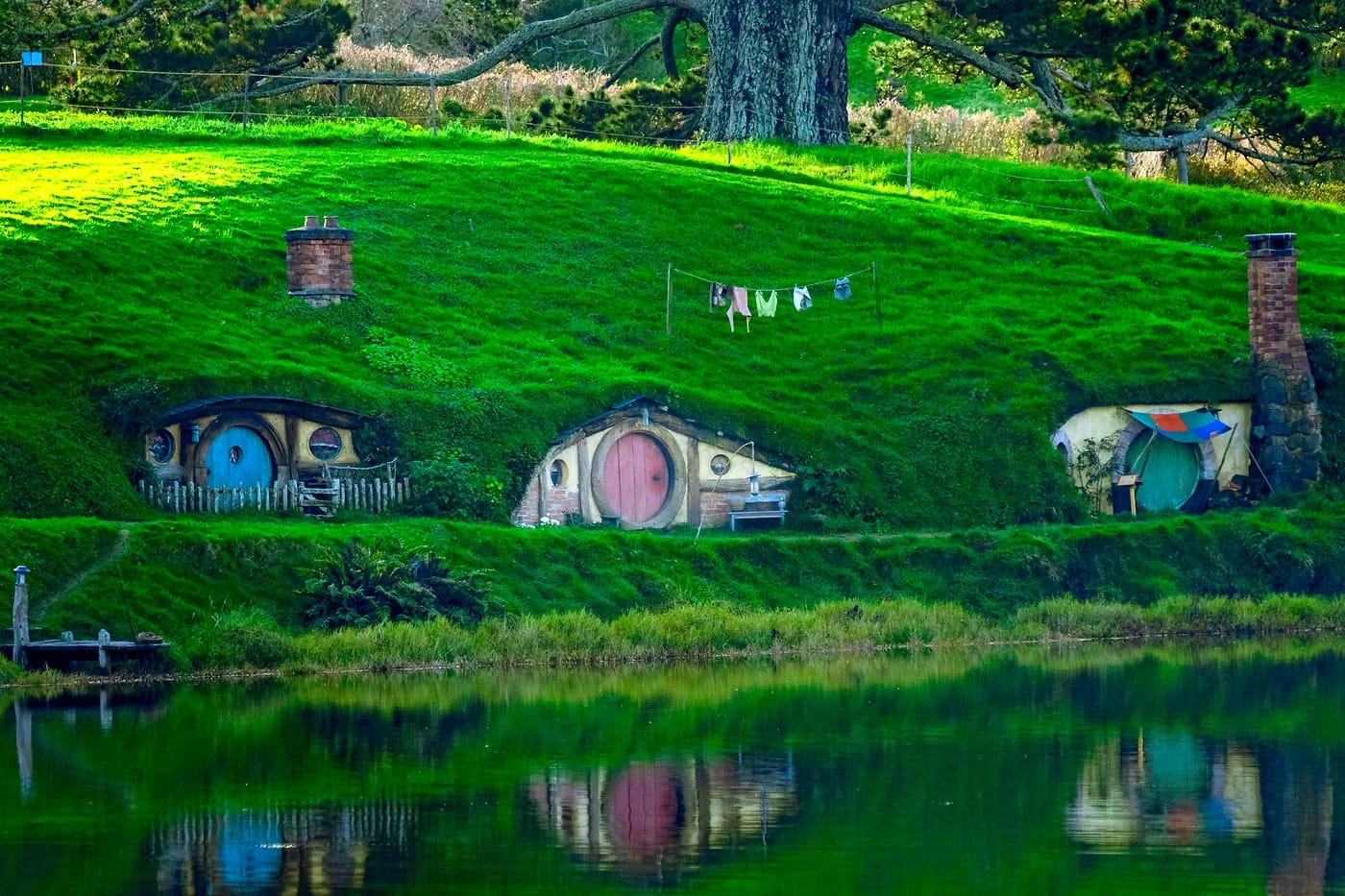 Hobbitonin pyöröovet ja lampi Uudessa-Seelannissa