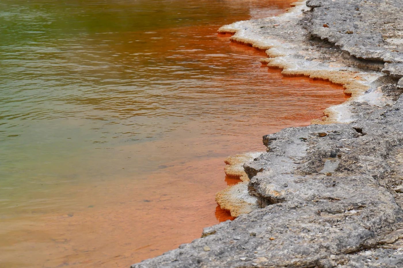 Champagne Poolin oranssit mineraaliterassit Wai-O-Tapussa