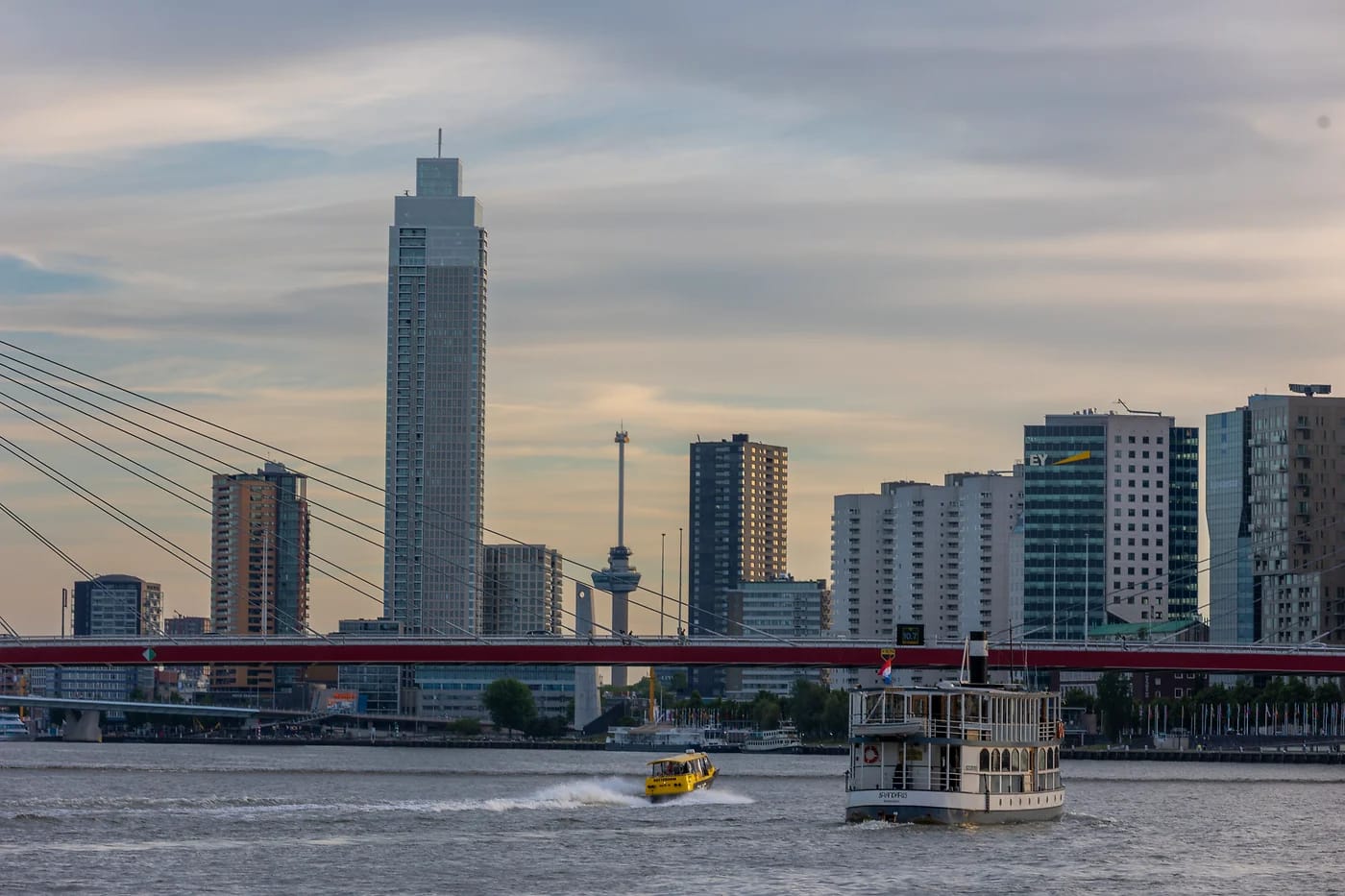 Rotterdamin silhuetti ja Euromast joelta