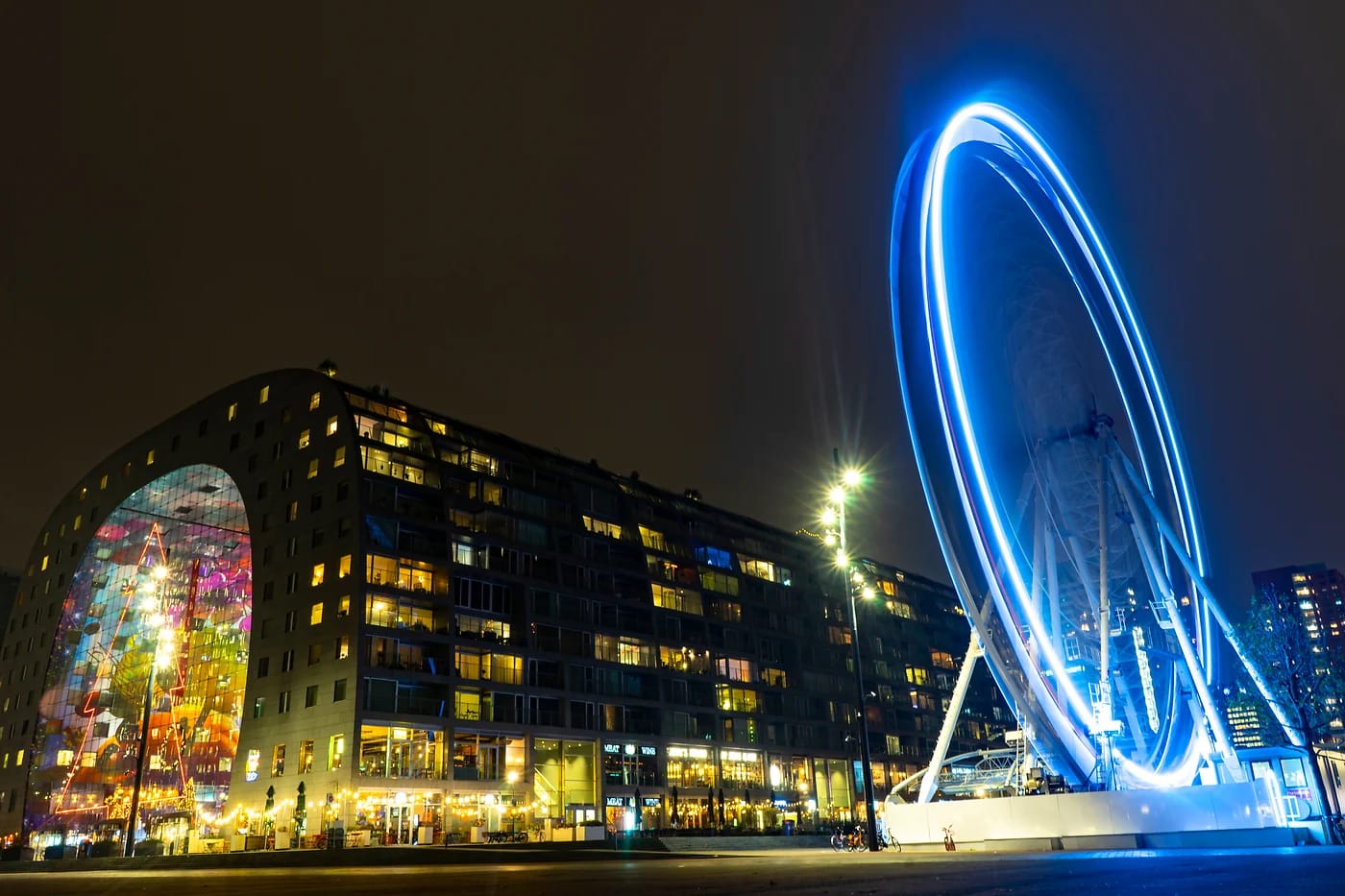 Markthal ja maailmanpyörä yöllä