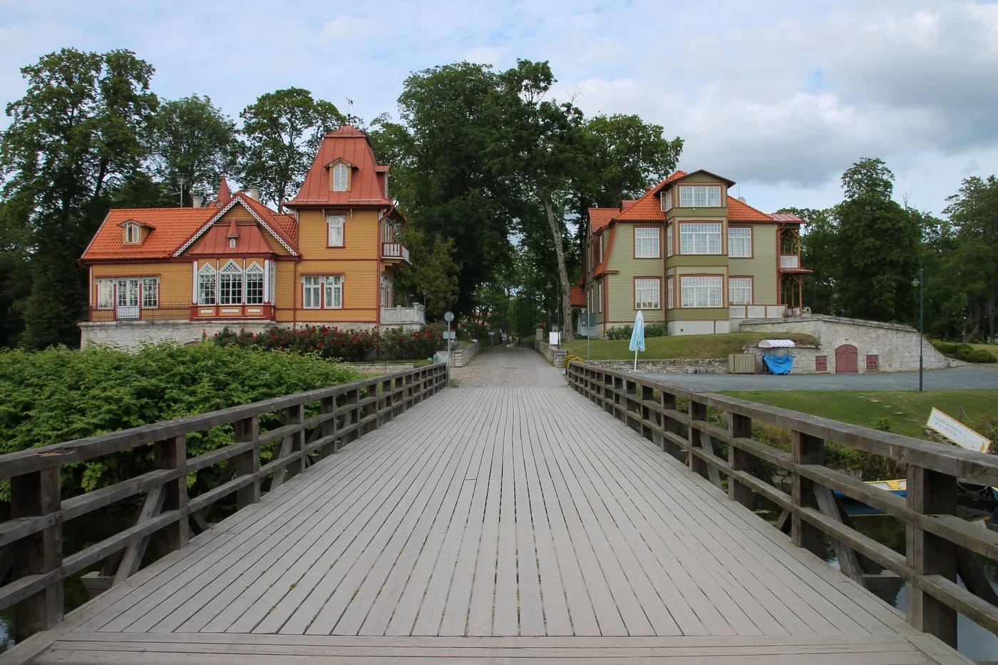 Kuressaaren värikkäitä puutaloja