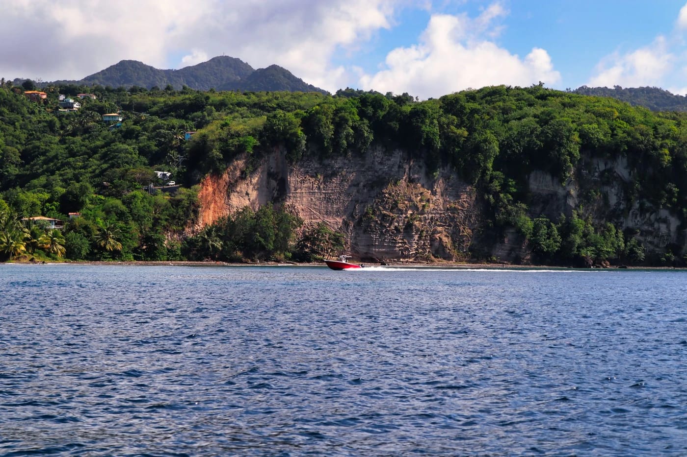 Pikavene vihreiden kallioiden edessä Saint Luciassa
