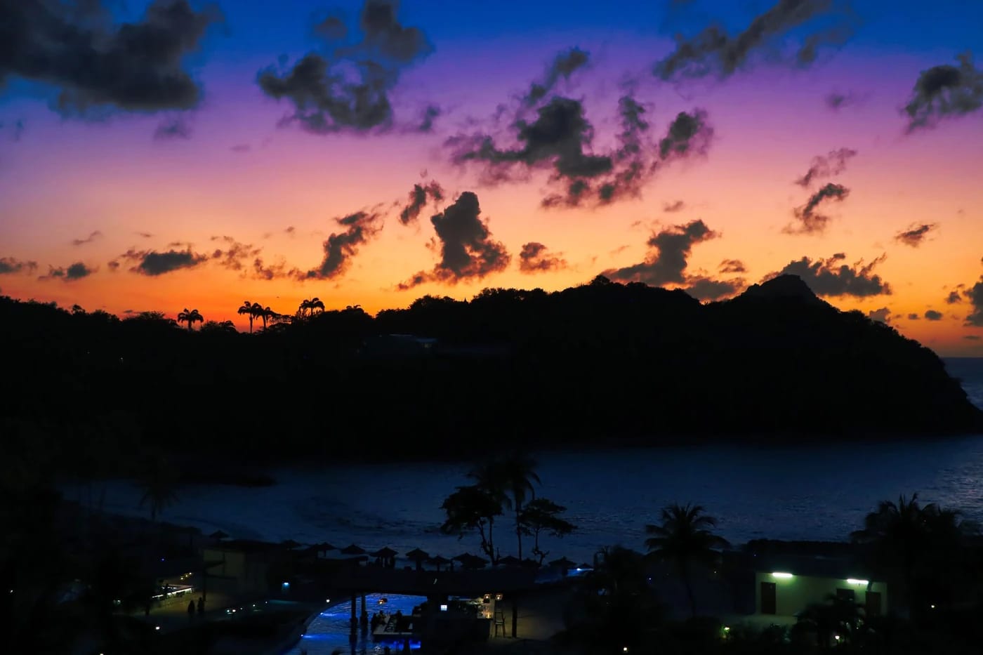 Trooppinen auringonlasku Saint Lucian rannikolla