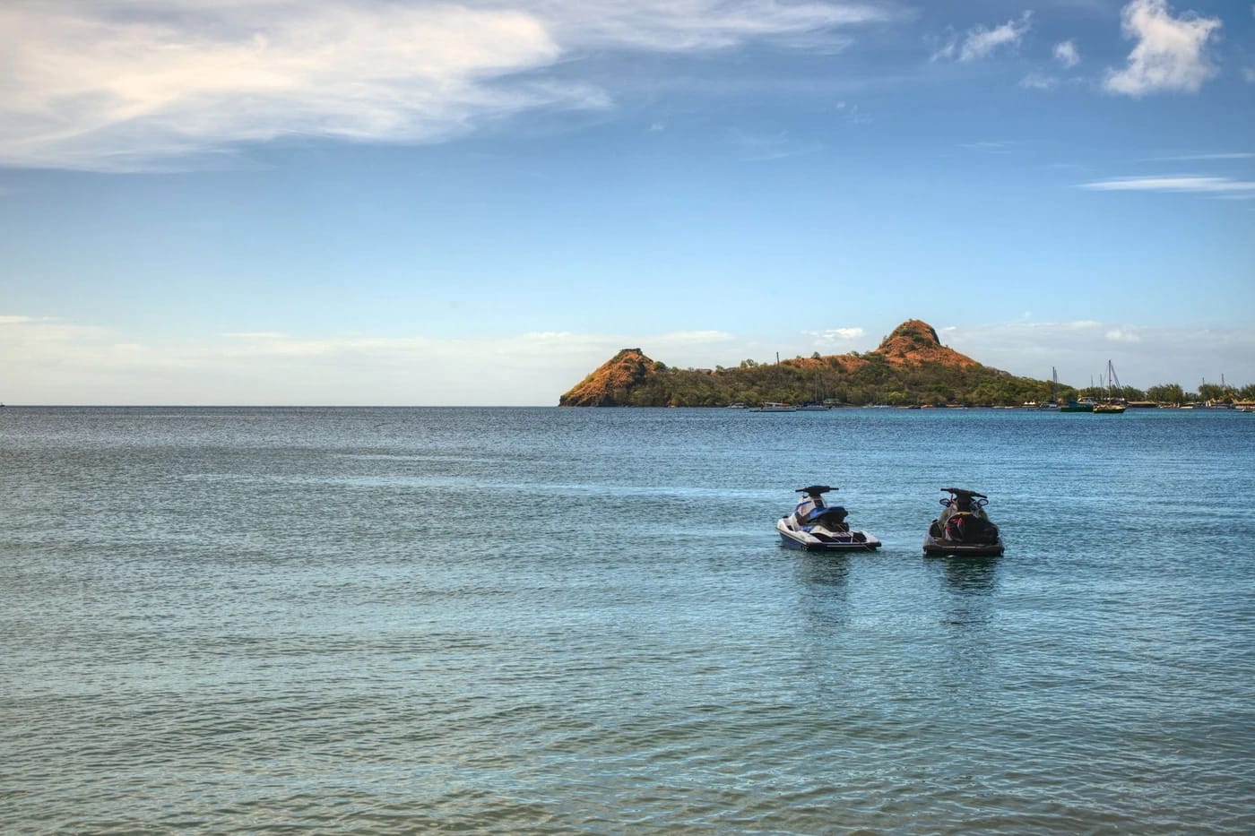 Vesiskoottereita tyynessä lahdessa Saint Luciassa