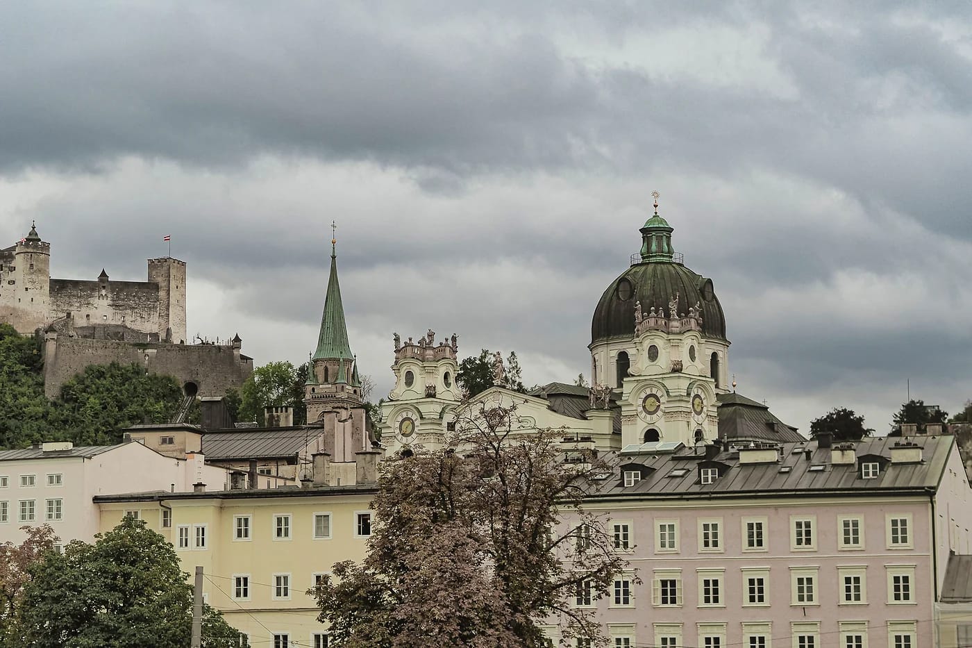DomQuartier ja Hohensalzburgin linna taustalla