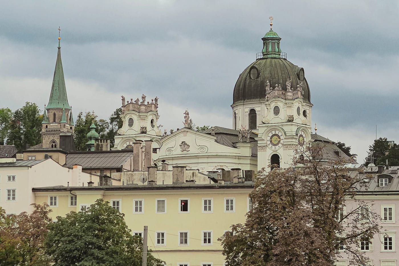Salzburgin kirkkojen kupolit ja tornit