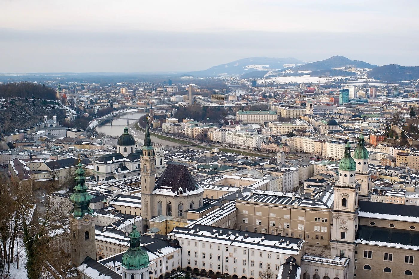 Talvinen ilmakuva Salzburgin vanhastakaupungista