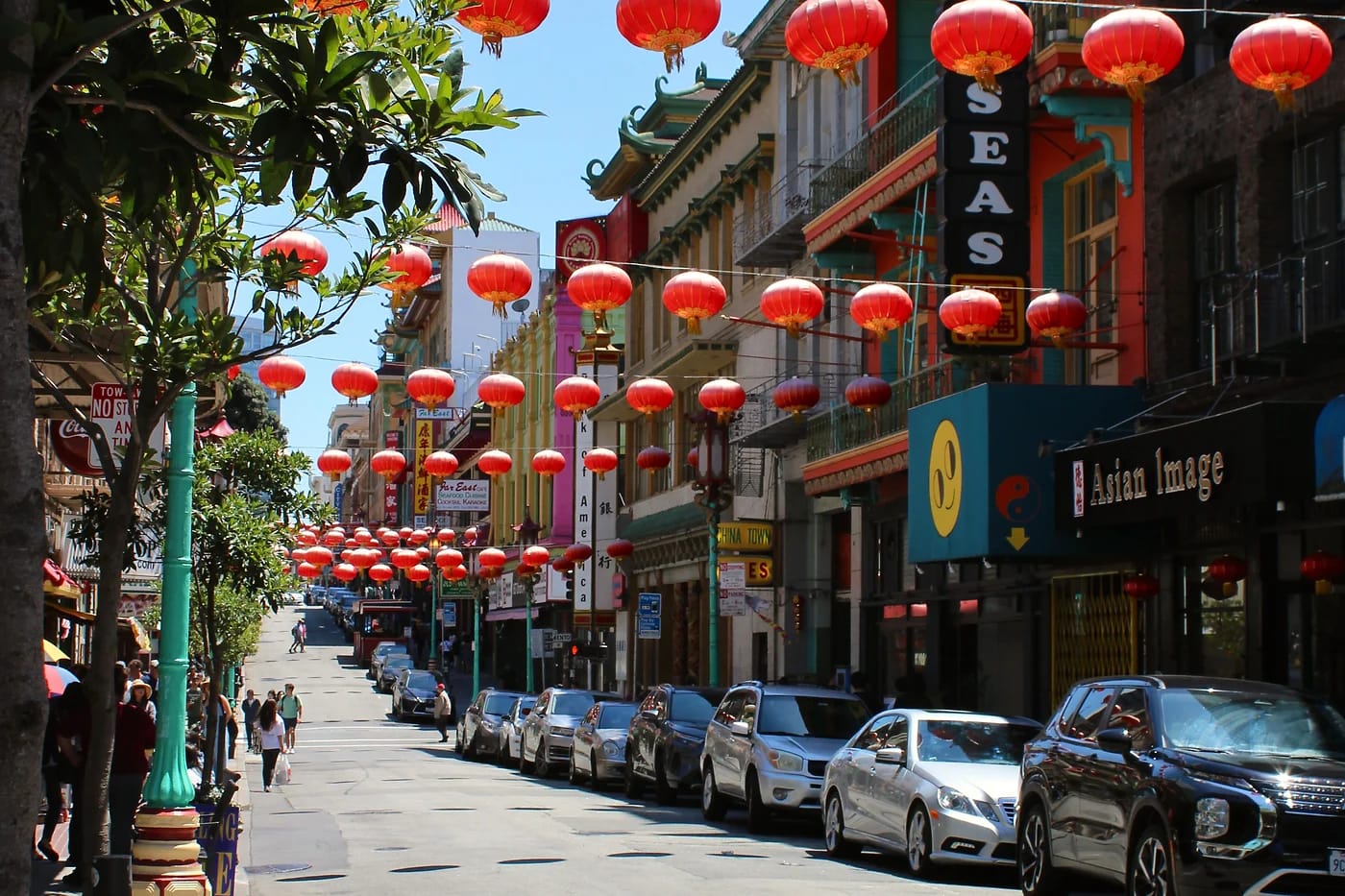 Chinatownin katu punaisine lyhtyineen