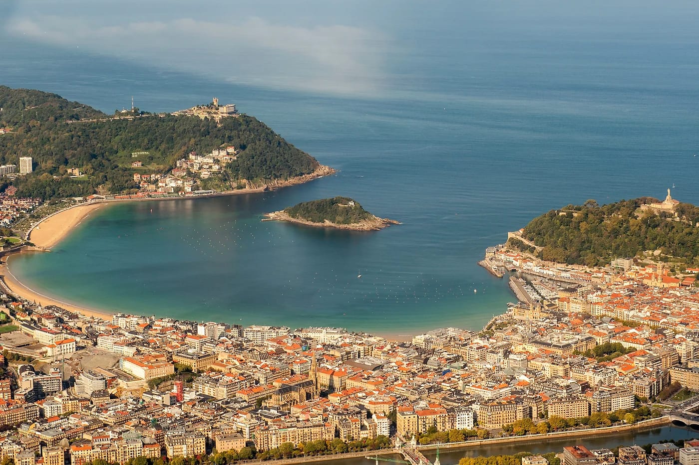 Ilmakuva La Conchan lahdesta San Sebastiánissa