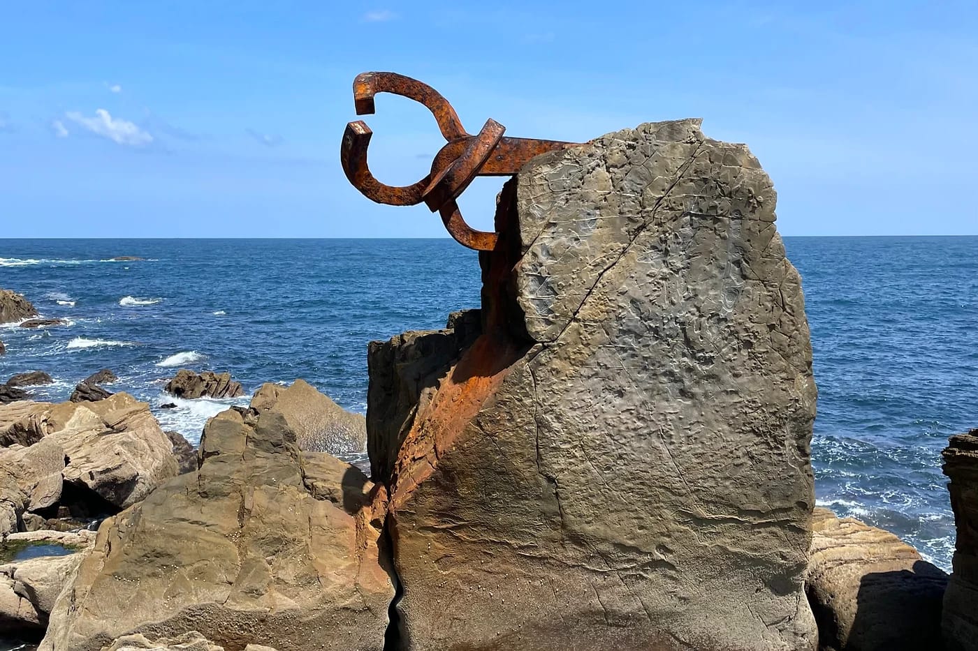 Chillidan Peine del Viento -veistos San Sebastiánin kallioilla
