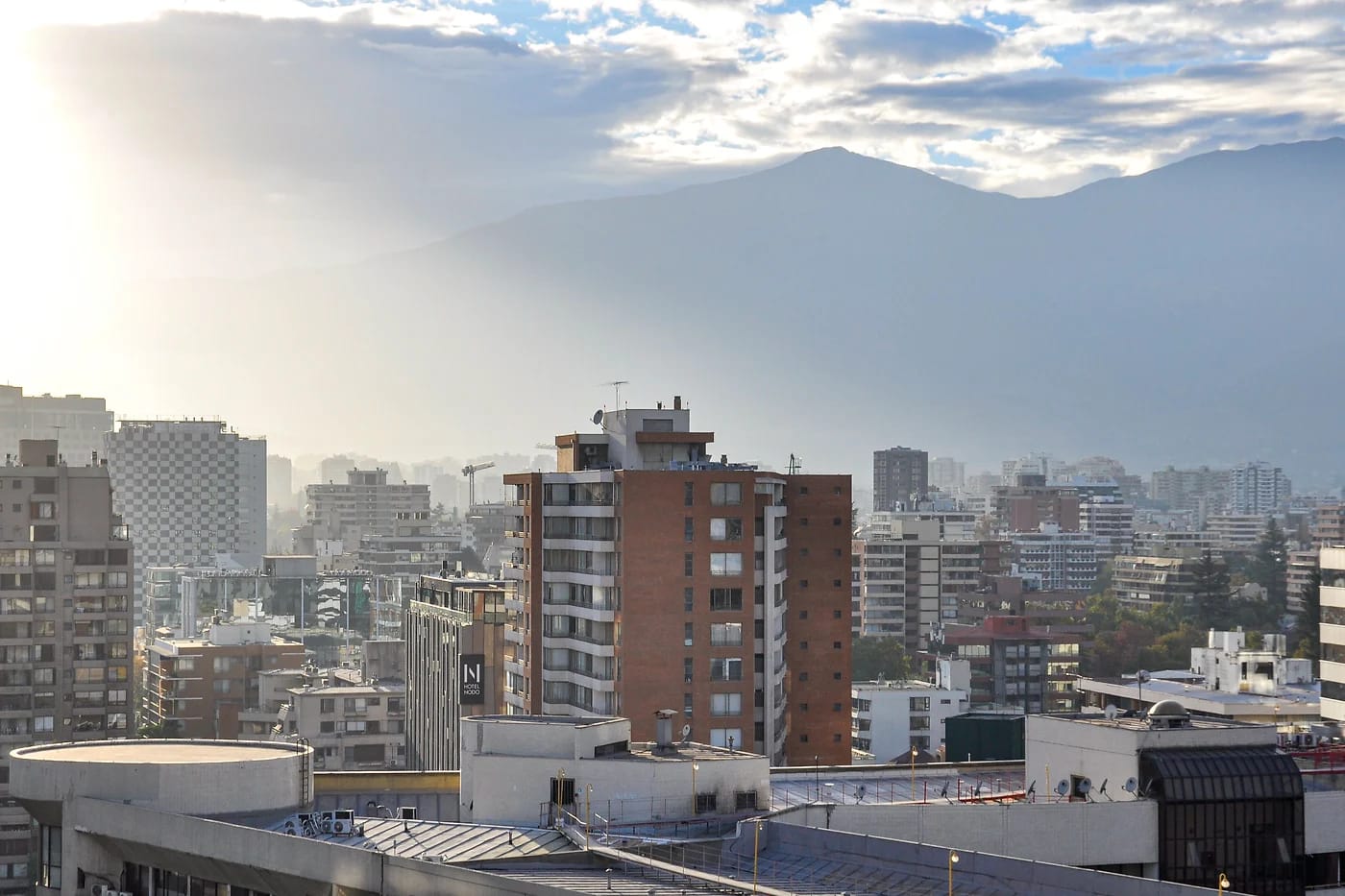 Santiago ja Andit auringonnousussa
