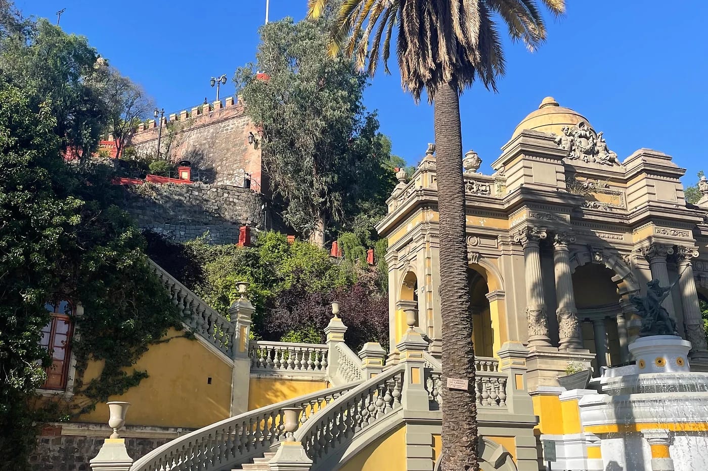 Cerro Santa Lucían portaikko ja palmu Santiagossa