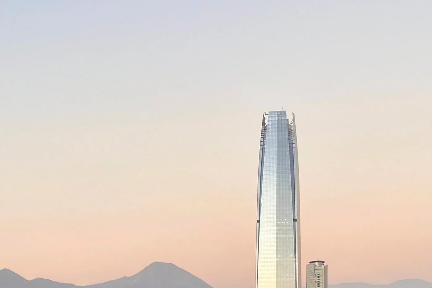 Gran Torre Santiago auringonlaskussa