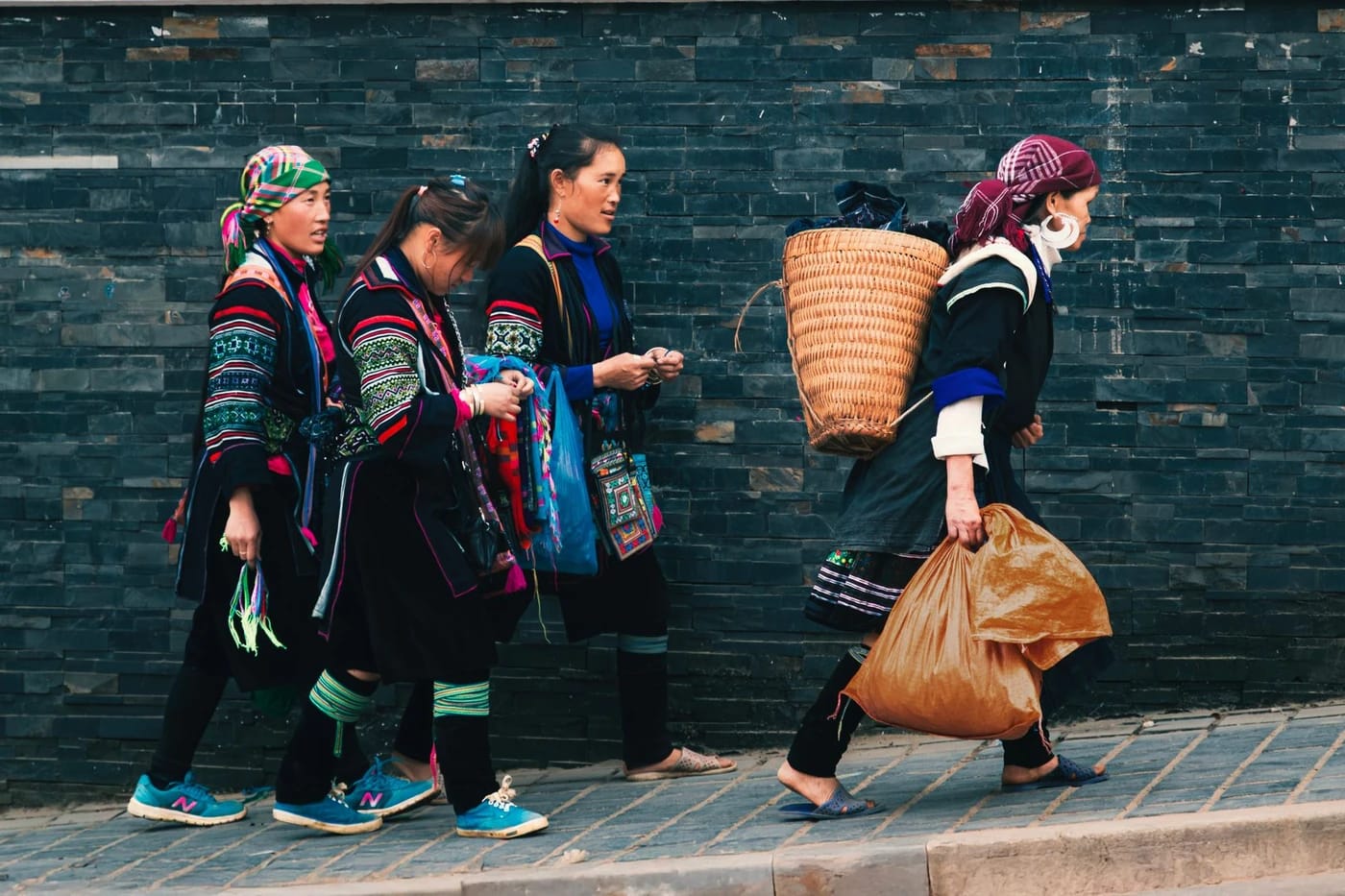 Hmong-naiset perinneasuissa Sapassa