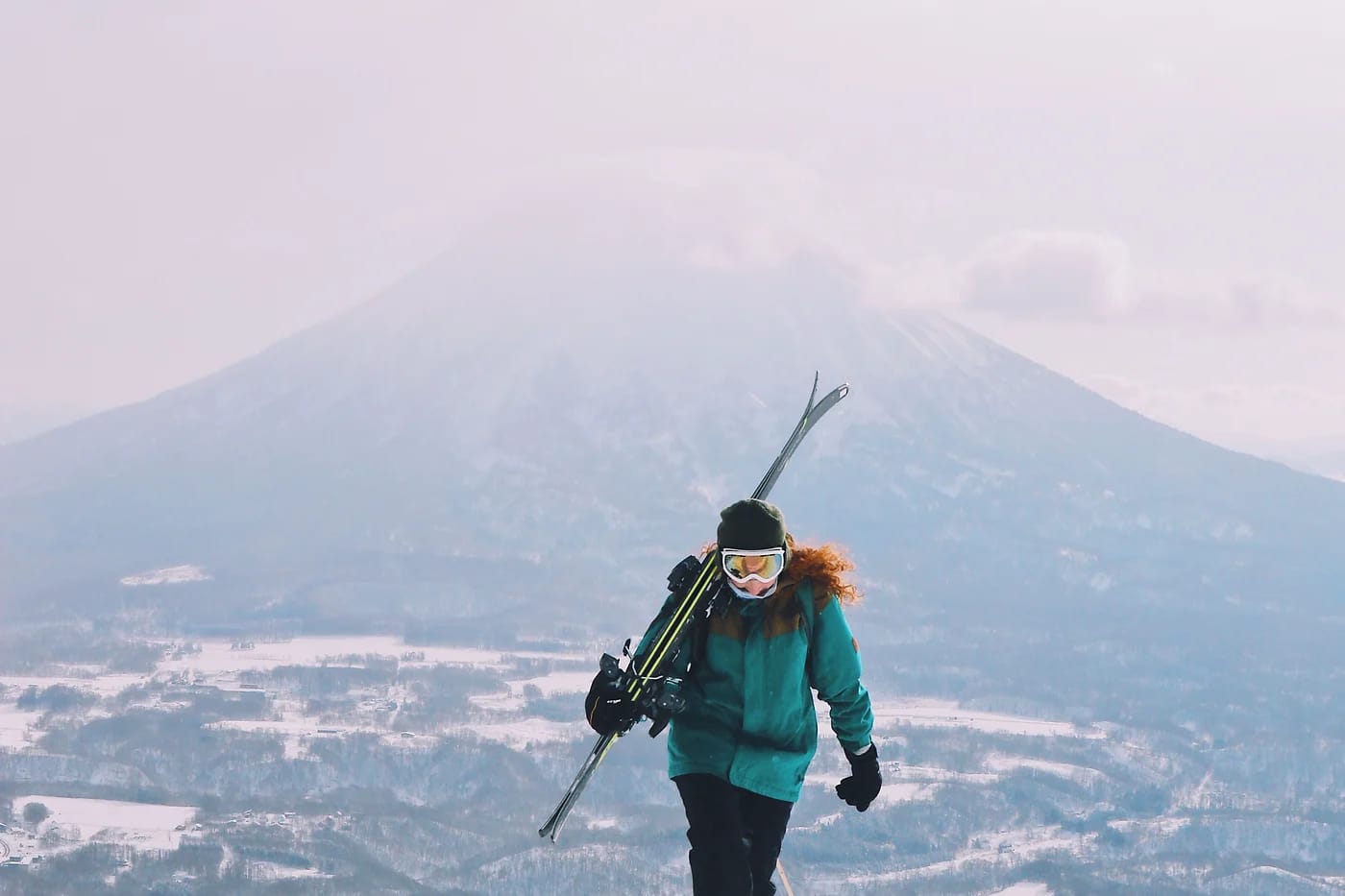 Hiihtäjä Niseko-vuorella