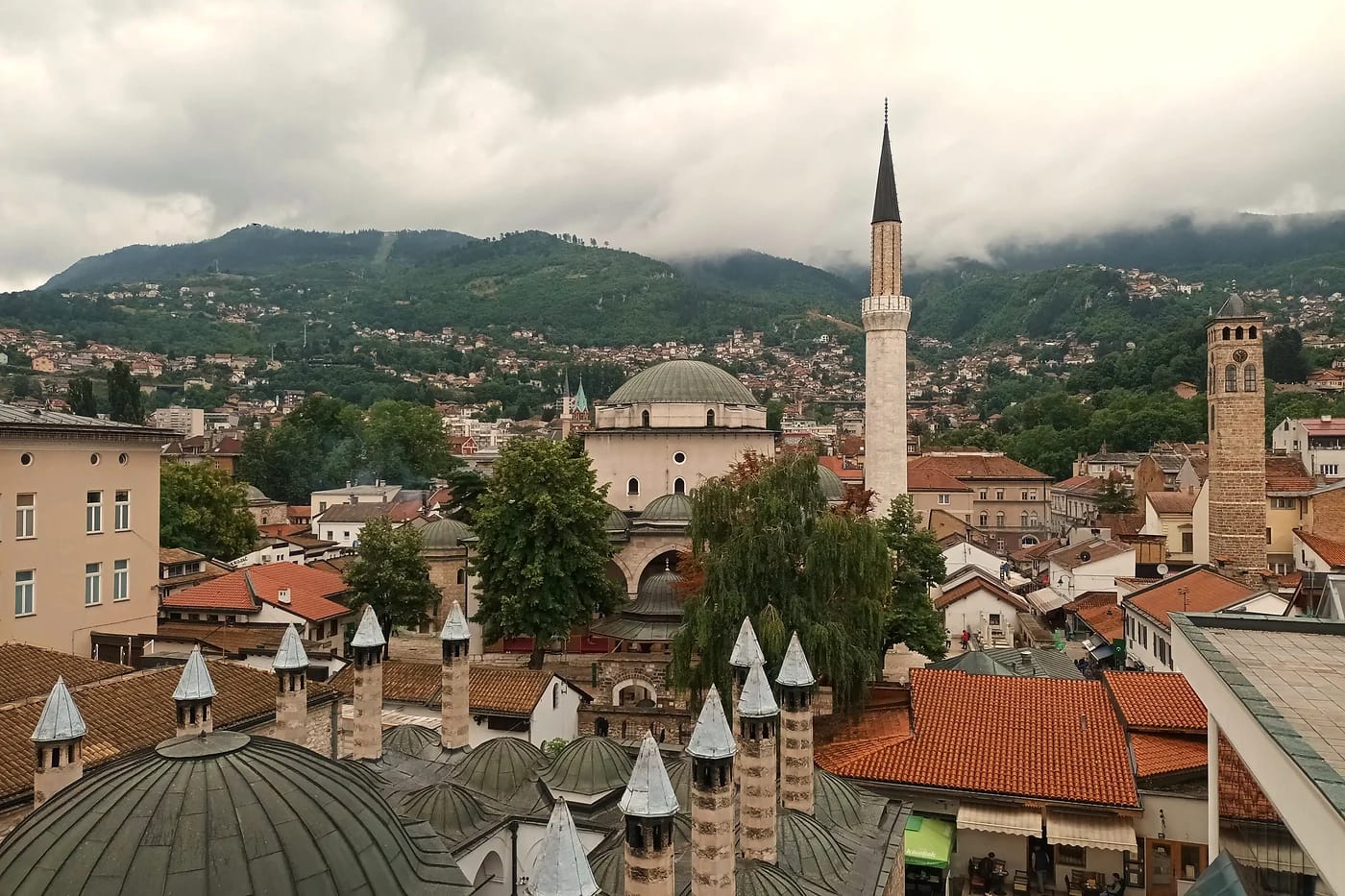 Näkymä Sarajevon vanhankaupungin kattojen ja minareettien yli