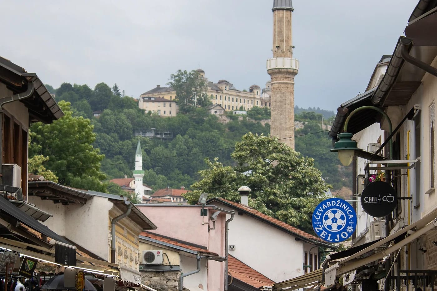 Baščaršijan basaarikuja ja minareetti