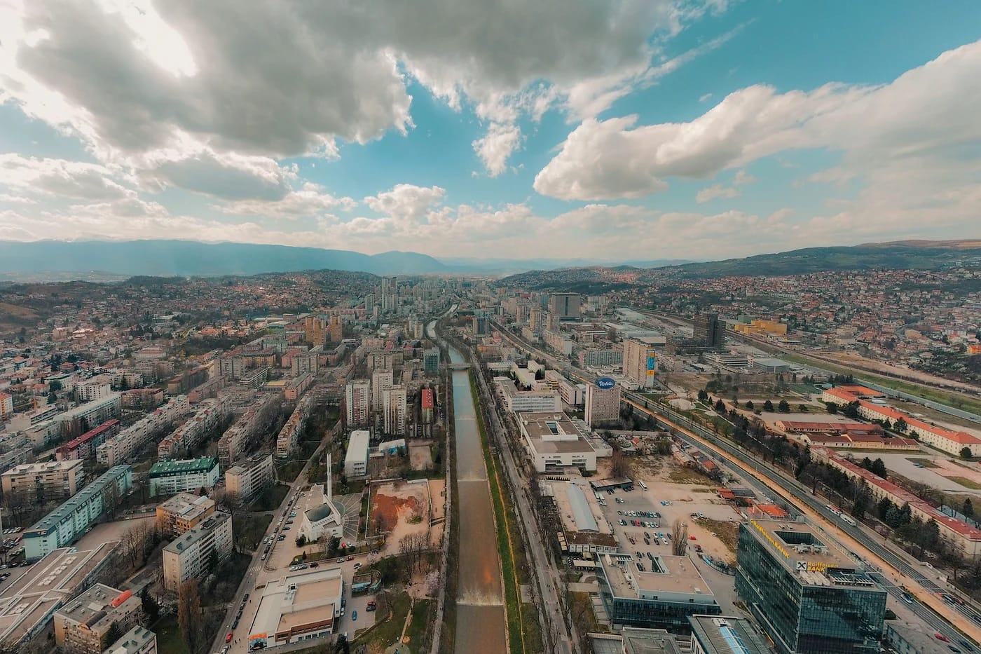 Ilmakuva Sarajevosta ja Miljacka-joen laaksosta