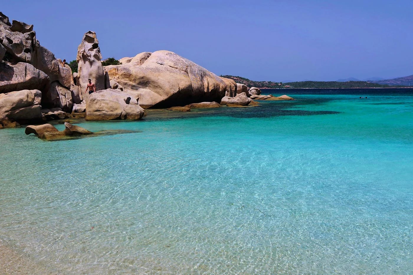 Graniittikalliot ja turkoosi ranta Sardiniassa