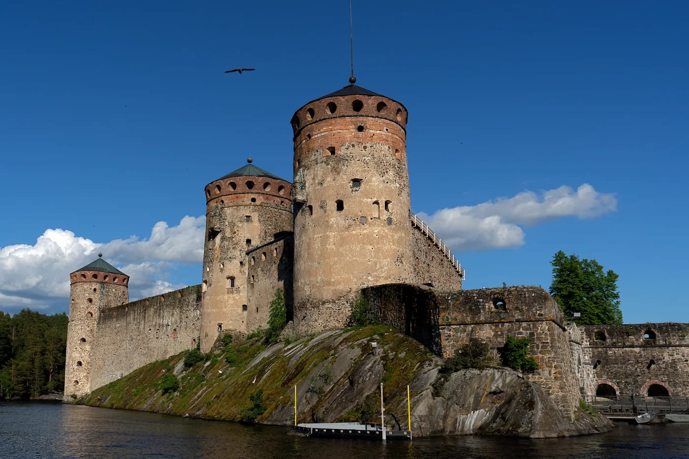 Olavinlinna luodollaan Kyrönsalmessa